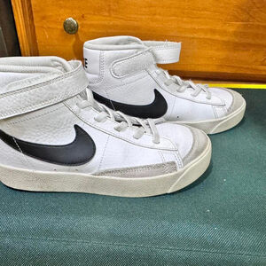 White and black Nike Blazer trainers
Size1